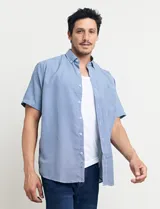 Camisa celeste con microestampado geométrico, de corte clásico, manga corta, cuello abotonado y bolsillo en el pecho.