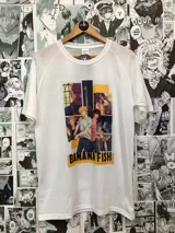Remera blanca de poliéster con estampado sublimado de personajes del anime Banana Fish.