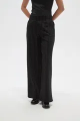Pantalon de vestir de corte recto y tiro alto, confeccionado en tela de viscosa con diseño de rayas verticales finas en color blanco sobre fondo negro.