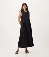 Vestido midi Marfinno de piqué color negro, sin mangas, con cuello alto, corte amplio y fluido, y bolsillos laterales funcionales.