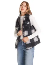 Chaleco reversible de la marca Weekend Routine. Un lado presenta tejido tipo sherpa con estampado a cuadros, cuello alto, cierre frontal con broches a presión y bolsillos con solapa. El otro lado es capitoneado con diseño de rombos. Cuenta con jareta interna en la cintura para ajuste y ruedo redondeado.