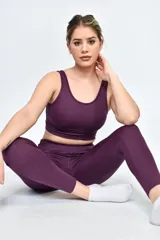 Top deportivo color vino, con breteles anchos y escote redondo.