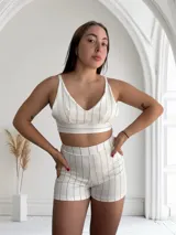 Conjunto de top y short color blanco con rayas verticales color beige. El top es corto con escote en V y breteles anchos. El short es ajustado al cuerpo.