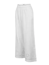 Pantalón blanco de pierna ancha y corte relajado, con cintura elástica. Presenta detalles de bordado inglés y calados decorativos en el ruedo.