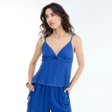 Top de tirantes color azul, con escote en V y diseño suelto.