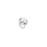 Anillo plateado con una perla blanca en el centro.