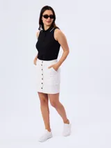 Falda corta de jean blanca con botonera frontal central y bolsillos laterales.