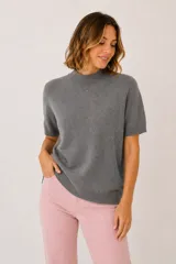 Remera de punto en hilo y viscosa color marrón topo, con cuello alto redondo y mangas cortas holgadas.