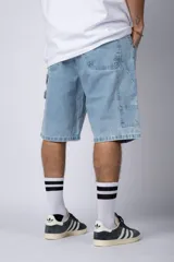 Bermuda de jean con lavado ácido, corte mom y estilo carpintero con bolsillos laterales utilitarios.