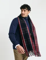 Cardigan de punto gris con cuello alto, cierre frontal de metal con doble cursor y bolsillos laterales. Presenta puños y cuello en tejido canalé.