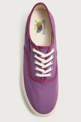 Zapatilla baja de cordones de Fruit of the Loom x Zara, confeccionada en tejido de algodón morado con detalles en tono burdeos y suela de goma blanca con volumen.