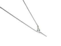 Collar de cadena de eslabones tipo rolo en acero, con colgante en forma de cabeza de serpiente pavimentada en cristales brillantes y ojos verdes, finalizado con un detalle de punta cónica.