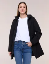 Campera liviana negra de silueta semilarga, con capucha fija, cuello alto, cierre frontal y cordón ajustable en la cintura.