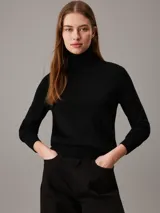 Sweater negro de lana merino con cuello alto y mangas largas.