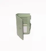 Billetera rectangular color verde menta con diseño acolchado en patrón de rombos diagonales. Posee un cierre a presión en la solapa frontal y un cierre de cremallera en la parte superior.