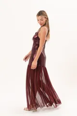 Vestido largo bordó con acabado brillante en el torso y tirantes finos, con falda larga semitransparente de tejido de red.