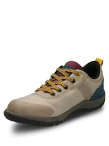 Championes de estilo outdoor en color beige, con detalles en azul, amarillo y bordó. Presentan un diseño impermeable con capellada textil transpirable, cierre de cordones y suela de goma de doble densidad para mayor amortiguación.