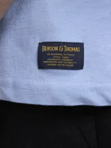 Remera gris de algodón con cuello redondo y estampado frontal de dos botellas con la inscripción "BENSON & THOMAS CREATIVE ARCHIVE".