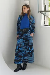 Sobrecamisa de micropana con estampado abstracto en tonos azules y negros. Tiene mangas largas con puños, cuello camisero y cierre frontal con botones.