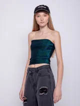 Top strapless de tela brillante a rayas azules y verdes.