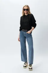 Canguro negro de tejido calado, con capucha y cordones ajustables.