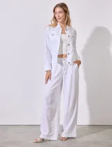 Camisa tipo campera de lino marca Dash, color blanco, con cierre frontal de botones, cuello camisero y bolsillos con solapa en el pecho.