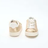 Zapatillas bajas de mujer, color dorado brillante, con cordones blancos y suela gruesa de goma blanca.