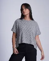 Remerón de morley de algodón, de corte holgado y diseño relajado, con mangas cortas, aberturas frontales y terminación en pico en la parte trasera.