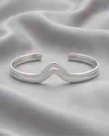 Pulsera esclava abierta de plata 925, con diseño ondulado en forma de V.