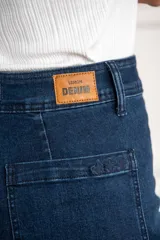 Pantalón de jean azul oscuro, de corte recto y tiro medio.