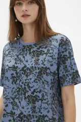 Remera de manga corta con cuello redondo a la base, confeccionada en algodón con diseño estampado de efecto abstracto.