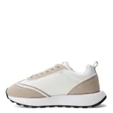 Championes urbanos color beige con detalles en negro y suela blanca.