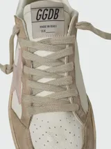 Championes Golden Goose modelo Ballstar, de cuero blanco con detalles en gamuza beige y estrella lateral en color rosa. Presentan un diseño desgastado característico de la marca, con cordones al tono y etiqueta con logo en la lengüeta.