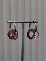 Aros tipo argolla de plata 925, con dijes circulares intercambiables en color rojo coral y vidrio transparente.
