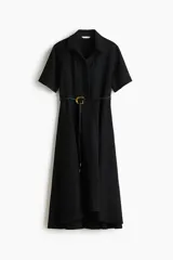 Vestido midi negro con cuello camisero, mangas cortas y botones ocultos. Incluye un cinturón fino con hebilla metálica dorada en la cintura y falda evasé de corte midi.