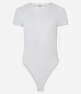 Body de poliamida color topo, con cuello redondo, mangas cortas y cierre en la entrepierna. Diseño ajustado al cuerpo.