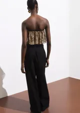 Top tipo palabra de honor crop, con diseño de volante y estampado de leopardo.