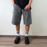 Bermuda de jean corte baggy en color gris oscuro con efecto deslavado, diseño amplio y bolsillos laterales.