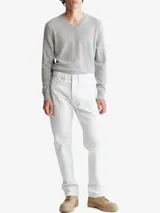 Sweater gris de lana merino con cuello en V y logo bordado en el pecho.