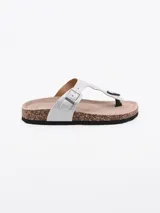 Sandalias planas de dedo tipo Birkenstock, color plateado, con base de corcho y hebilla de ajuste lateral.