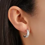 Aros tipo argolla plateados con incrustaciones de strass.