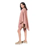 Poncho de textura suave y diseño acanalado en color rosado, con corte amplio y holgado.