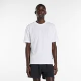 Remera de algodón blanca con cuello redondo y estampa vertical sutil en el pecho con el logo y nombre de la marca.