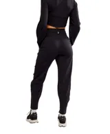 Pantalón de jogging negro de corte holgado, con cintura alta y bolsillos laterales.