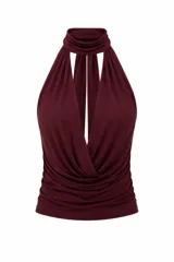 Top de tela alicrada color marrón, con cuello halter y diseño de caída tipo buche en el frente. Presenta espalda descubierta.
