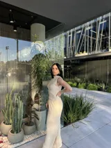 Pantalón plisado de corte palazzo color beige.