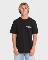 Remera Billabong de manga corta y color negro, con diseño gráfico estampado en la espalda que presenta un rombo con ondas de colores degradados en tonos celestes y violetas.