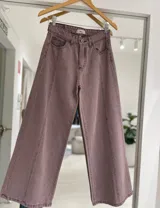 Pantalón de jean color rosa viejo, de corte recto y tiro alto, con costuras verticales decorativas en el frente y cierre de botón metálico.