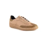 Championes de estilo urbano con diseño combinado en cuero negro y paneles laterales con estampado animal print tipo leopardo. Presenta detalle en color dorado en el talón, cierre con cordones negros y suela de goma en tono natural.