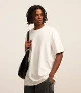 Remera masculina blanca de corte relajado, cuello redondo y manga corta. Confeccionada en malla de algodón 100% sostenible.